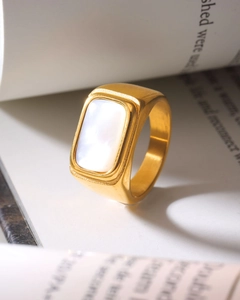 Dettaglio macro di anello vintage placcato oro 18k con inserto rettangolare in conchiglia