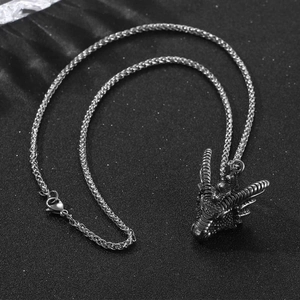 Pendentif tête de dragon en acier inoxydable rétro avec chaîne épi sur tissu noir