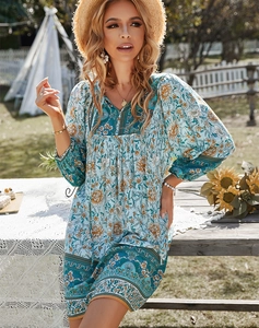 Détail d'une robe d'été bohème avec imprimé floral bleu dans un décor extérieur ensoleillé