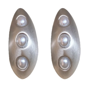 Boucles d'oreilles ovales argentées brossées avec trois perles de style minimaliste