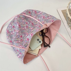 Vue intérieure montrant la grande capacité du sac fourre-tout à fleurs avec accessoires