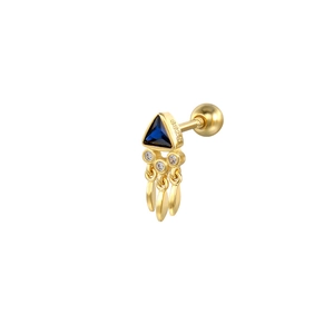 Gros plan du piercing cartilage S925 doré avec pierre triangle bleue et pampille de feuilles