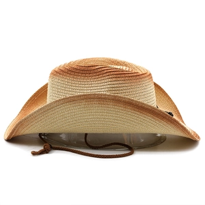 Détail d'un chapeau de cowboy en paille tissée avec bord dégradé marron et jugulaire réglable