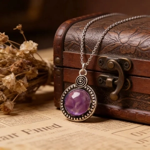 Collier vintage avec pendentif en résine violette et détails en argent antique