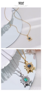 Vue détaillée du collier pendentif tortue plaqué or 18 carats avec incrustation d'abalone