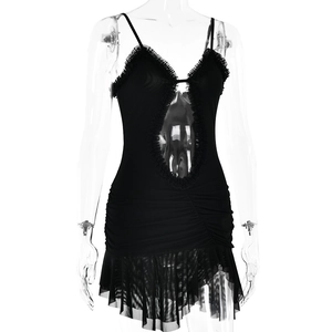 Détail d'une robe noire en tulle avec volants et découpe à la taille sur mannequin