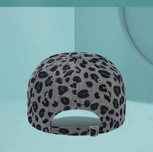 Dettaglio del cappello leopardato grigio con fibbia di regolazione in metallo argento