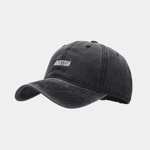 Détail de la broderie ADULTISH sur casquette de baseball en coton lavé gris foncé et coutures