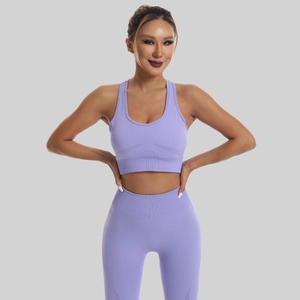 Détail de l'ensemble de yoga sans couture lavande montrant la taille côtelée et le jacquard