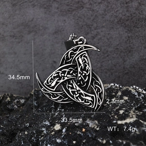 Détail macro du pendentif viking Triple Corne d'Odin avec spécifications de dimensions