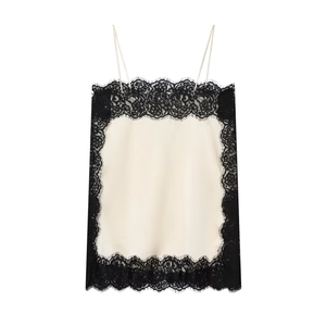 Caraco en satin crème élégant avec bordure en dentelle noire et bretelles