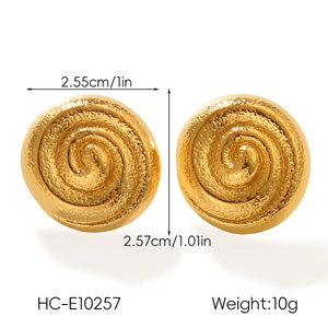 Macro shot of gold spiral earrings detailing 2.55cm diameter size and 10g weight