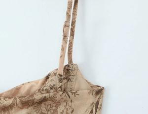 Détail de la bretelle réglable et de l'imprimé fleuri sur la robe moulante chic