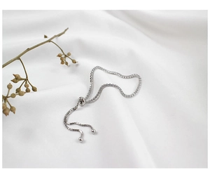 Dettaglio della catena box regolabile in argento S925 con accenti di zirconi brillanti