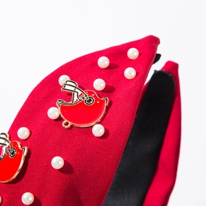 Serre-tête noué en tissu rouge avec perles blanches et breloques de casque de rugby