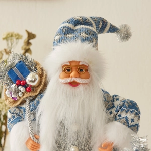 Père Noël debout en pull tricoté bleu avec sac de cadeaux pour décoration de Noël