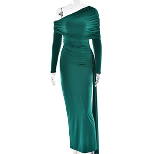 Détail de la robe de soirée asymétrique vert foncé avec drapé élégant et fronces chic
