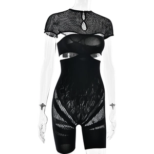 Gros plan du body en maille noire ajourée avec détails complexes en jacquard floral