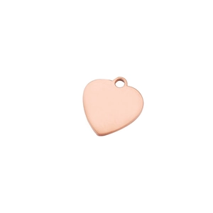 Détail macro du pendentif coeur en or rose poli avec petit trou pour bijoux à faire soi-même