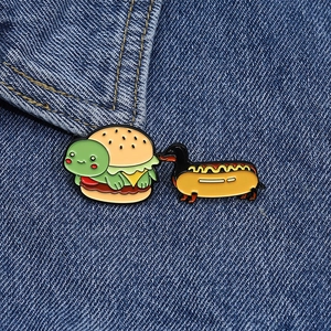 Broches émaillées amusantes avec burger tortue et hot-dog teckel sur veste en jean