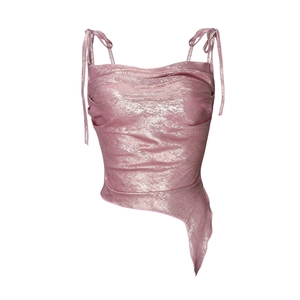 Détail du caraco rose métallisé avec bretelles à cordon et ourlet asymétrique