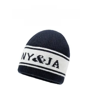 Détail du bonnet en maille rayé bleu et blanc avec motif de lettres NY&JA tissé