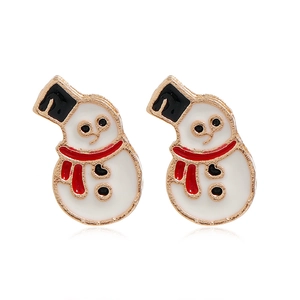 Détail d'une boucle d'oreille bonhomme de neige en alliage doré avec émail rouge vif
