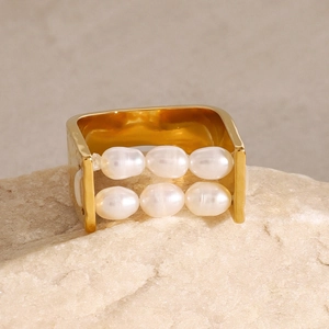 Anello in acciaio inossidabile placcato oro 18k con sei perle su pietra naturale