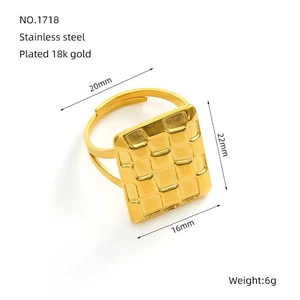 Diagramme technique montrant les dimensions de la bague carrée en acier plaqué or 18 carats