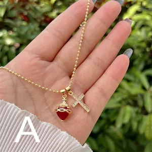 Collana a sfere placcata oro 18K con ciondoli a cuore rosso e croce di zirconi