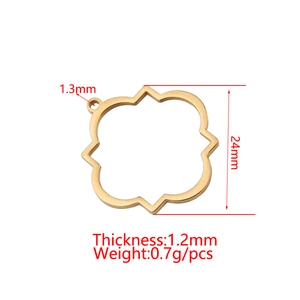 Golden clover-shaped stainless steel geometric pendant with size and weight dimensions