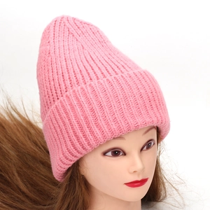 Berretto in maglia rosa morbido con risvolto alla moda per stare caldi in inverno