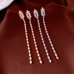 Vue détaillée de boucles d'oreilles pampilles or et argent avec zircons sur soie