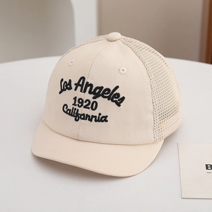 Détail de la broderie Los Angeles 1920 sur casquette de baseball en mesh beige enfant