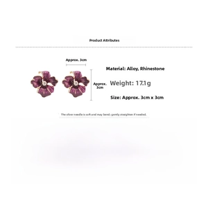 Vue détaillée de boucles d'oreilles fleurs mauves avec strass et tiges en argent 3cm