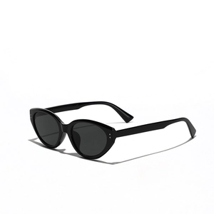 Occhiali da sole squadrati cat-eye nero lucido con dettagli in rivetti metallici