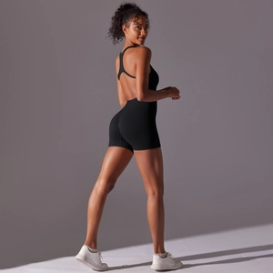 Vue macro du body de yoga noir sans couture avec dos croisé et coupe moulante sportive