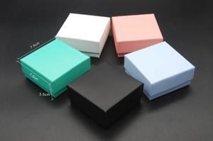 Gros plan de boîtes à bijoux carrées mates en cinq couleurs avec dimensions 7,5x3,5cm