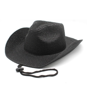 Dettaglio cappello cowboy in paglia nera con cordino antivento e tesa curva regolabile