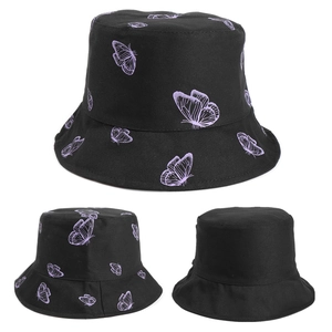 Détail du chapeau bob réversible en coton avec imprimé papillon violet sur fond noir