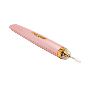 Dettaglio della lima elettrica rosa per unghie con finiture in oro e testina cilindrica