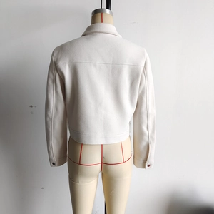 Vue arrière d'une veste courte en tweed blanc montrant le tissu et la couture dos