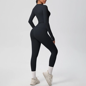 Vista laterale del set yoga nero slim-fit con leggings a vita alta e maglia a maniche lunghe