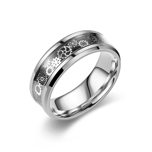 Détail d'une bague pour homme en acier titane avec motif d'engrenage industriel sur blanc
