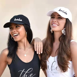 Detail von bestickten Babe- und Bride-Baseballkappen für Junggesellinnenabschiede