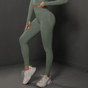 Vue détaillée de l'ensemble de yoga vert sans couture avec passe-pouces et tissu