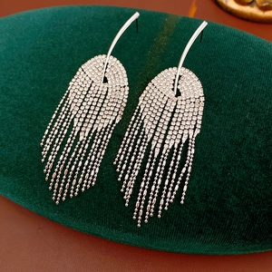 Vue détaillée des boucles d'oreilles à pampilles argentées et strass sur velours