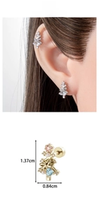 Détail des dimensions de la boucle d'oreille sapin de Noël et vue portée par un mannequin