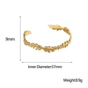 Dettaglio del bracciale a foglia dorata con diametro 57mm e larghezza di 9mm in acciaio