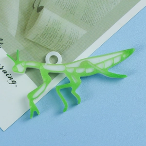 Vue détaillée du pendentif mante religieuse vert et blanc sur socle en cuir bleu